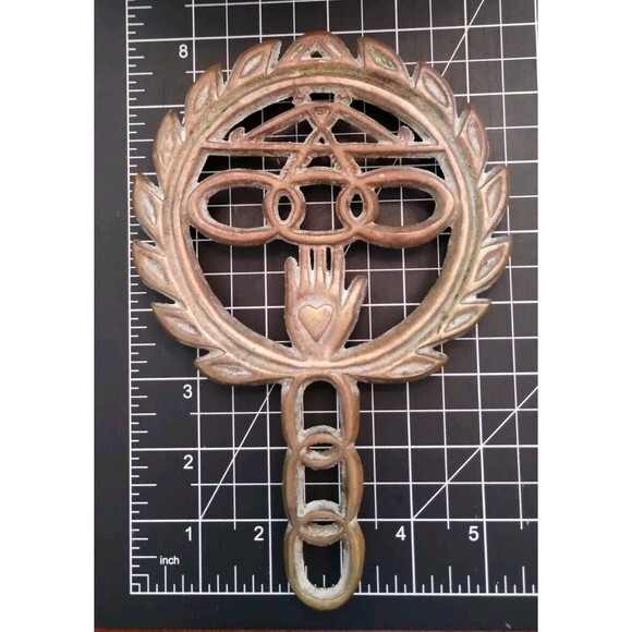 Antique Primitive Odd Fellows Cast Iron Trivet w/ Heart in Hand - Picture 3 of 3